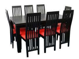 Czarny rozkładany stół i czerwone krzesła