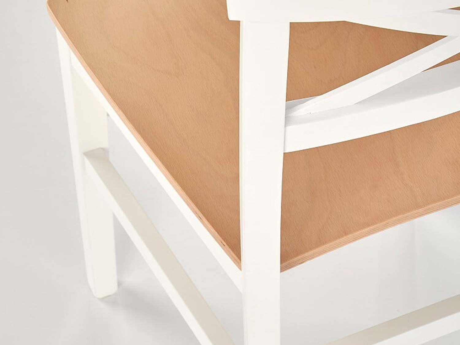 Białe drewniane krzesło do jadalni i kuchnii.