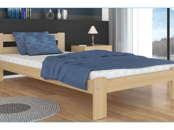 Drewniane łóżko z jasnego buku z kolorową pościelą