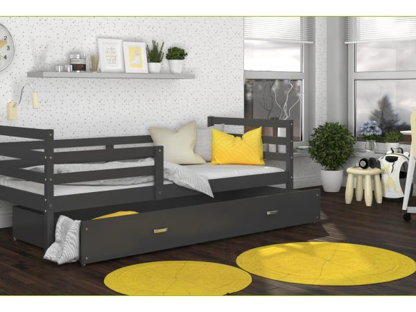 Czarne łóżko z żółtą poduszką i żółtym dywanem