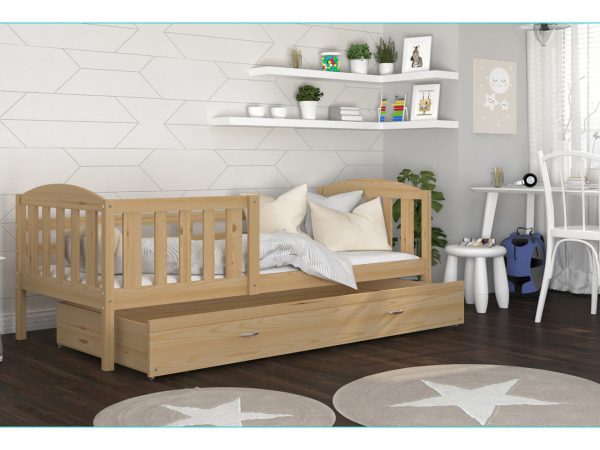 Drewniane łóżko z klasycznym zagłówkiem i jasnymi poduszkami