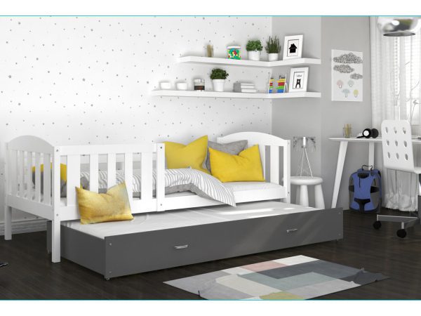 Białe łóżko z żółtymi poduszkami i prostym designem