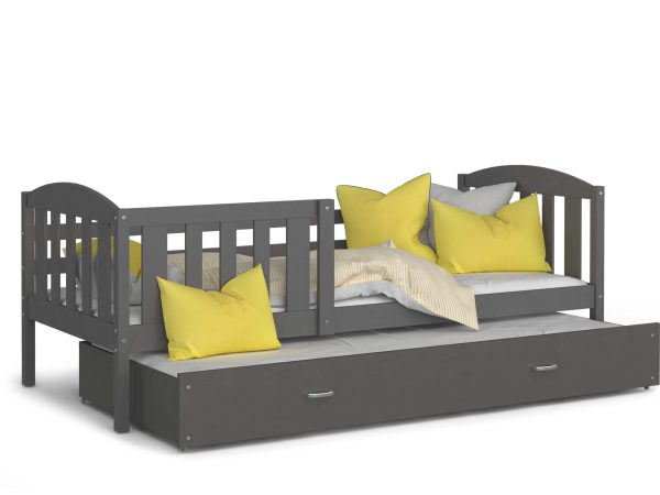 Szare łóżko dziecięce z żółtymi poduszkami i prostym designem