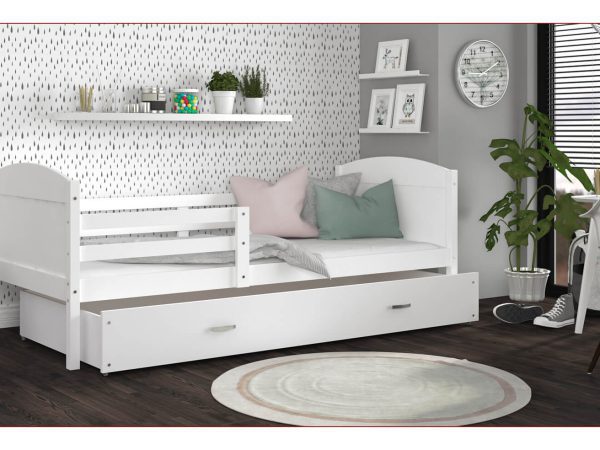 Białe łóżko z prostą ramą, barierką i dużą szufladą do przechowywania