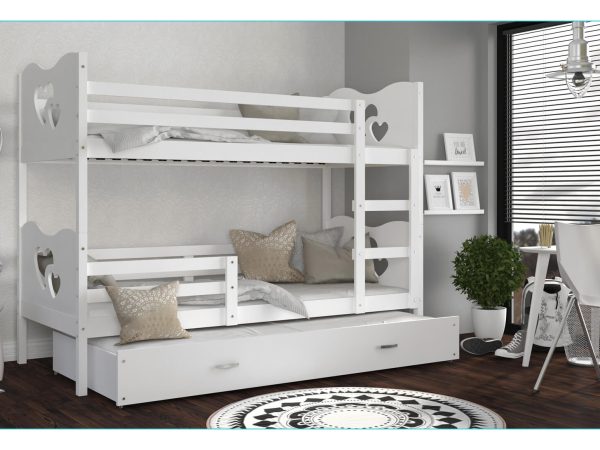 Białe łóżko piętrowe z naturalnym drewnem i barierką