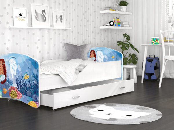 Różowe łóżko z grafiką księżniczki i białą pościelą