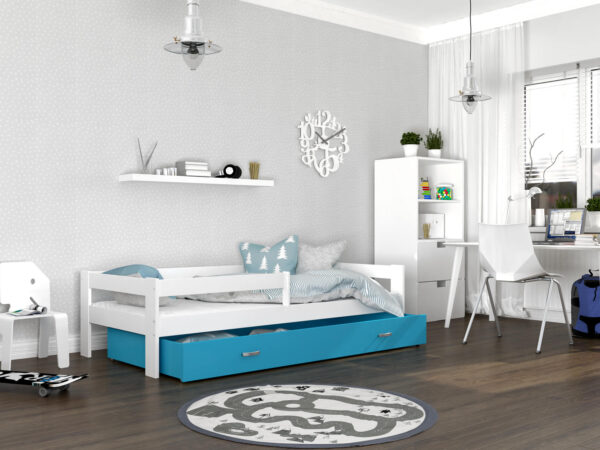 Białe łóżko z niebieską szufladą i prostym wezgłowiem