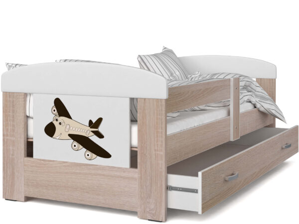 Drewniane łóżko z grafika samolotu i wysuwaną szufladą