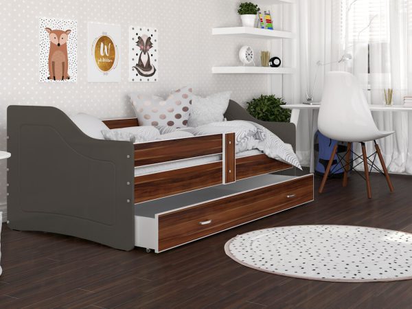 Łóżko dziecięce z orzechową ramą i miękkimi poduszkami