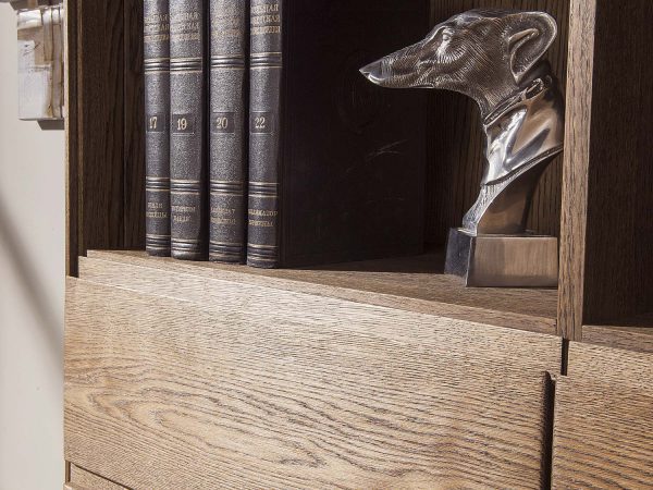 Drewniana szafka z otwartą półką i rzeźbioną dekoracją