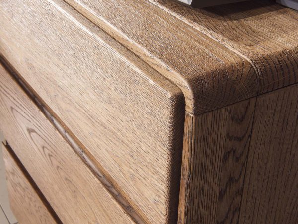 Zbliżenie na kant mebla z ryflowanym wykończeniem dębowym