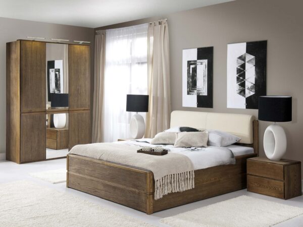 Aranżacja sypialni z łóżkiem z drewna dębowego i komodą