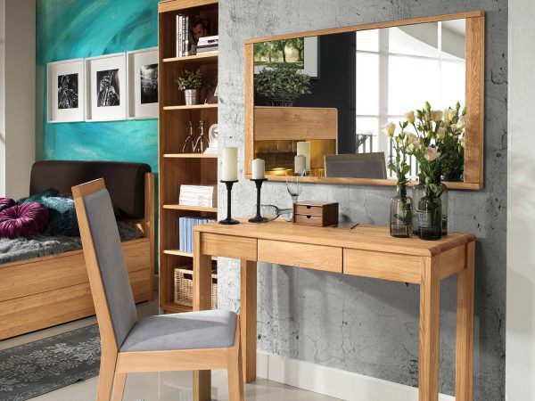 Aranżacja wnętrza z lustrem i konsolą w stylu skandynawskim – naturalne drewno