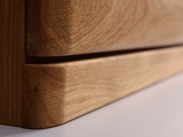 Krawędź drewnianego blatu z zaokrągleniem i książkami