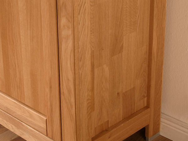 Róg drewnianej witryny z frezowaną ramą, styl klasyczny