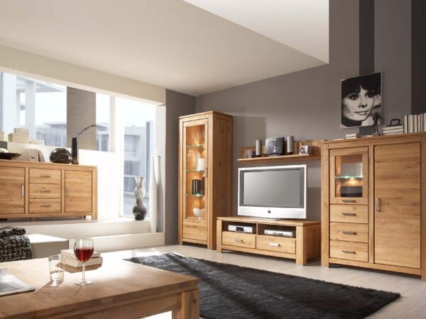 Salon z witryną, komodą i półkami w naturalnym odcieniu