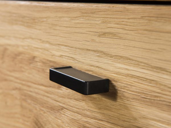 Uchwyty meblowe z matowego czarnego metalu, styl minimalistyczny