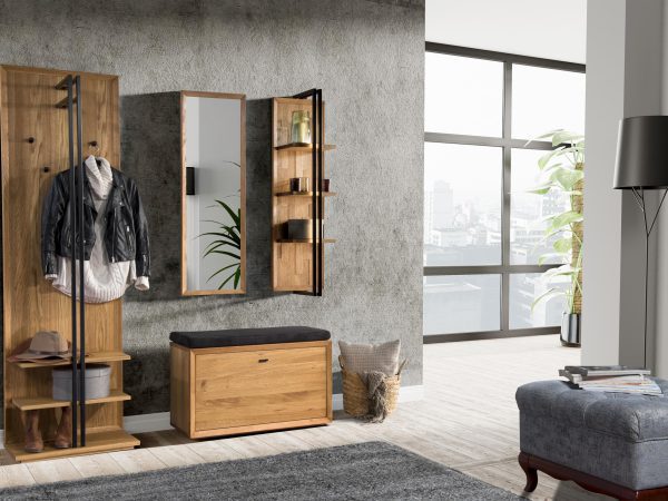 Przedpokój z meblami dębowymi, lustrem i wieszakami w stylu loftowym