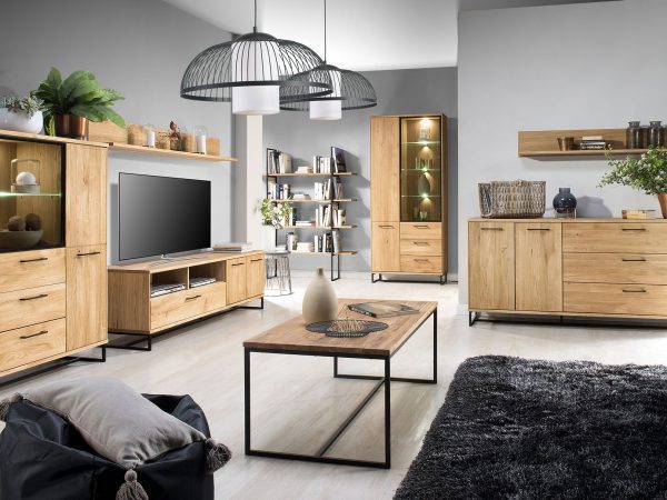 Aranżacja salonu z meblościanką z drewna i elementami czerni