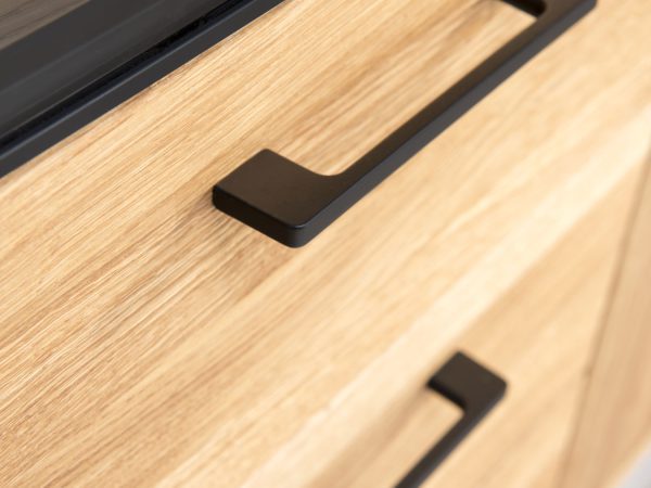 Detal czarnego uchwytu na szafce RTV z drewna dębowego