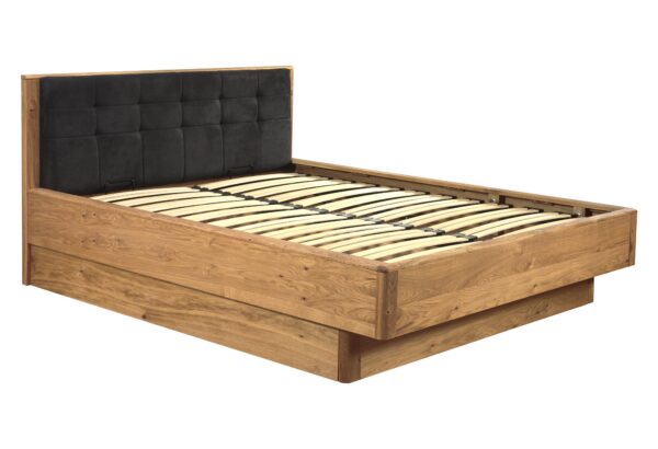 Rama łóżka z czarnym tapicerowanym zagłówkiem i drewnianą podstawą