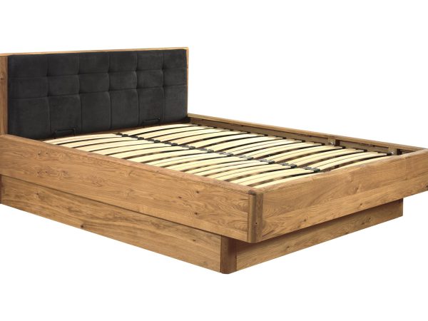 Rama łóżka z czarnym tapicerowanym zagłówkiem i drewnianą podstawą