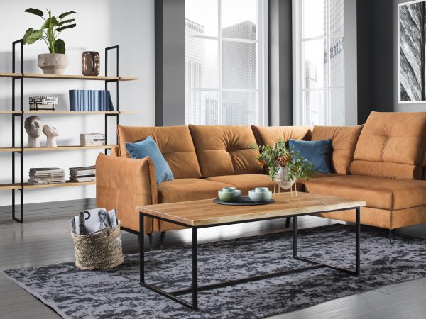 Regał loftowy z metalową ramą i drewnianymi półkami