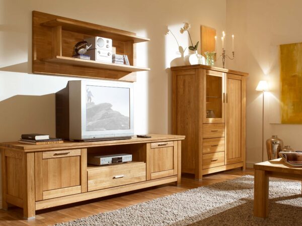 Zestaw mebli dębowych w salonie z komodą i szafką RTV