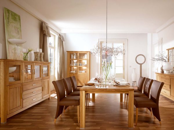 Elegancka jadalnia z dużym stołem i witrynami