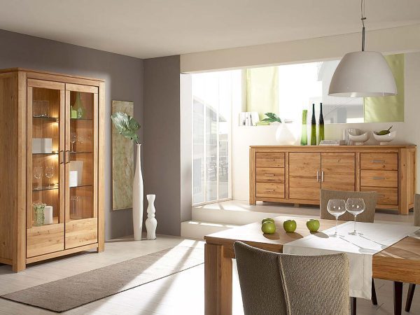 Jadalnia z drewnianym stołem i komodą, styl nowoczesny