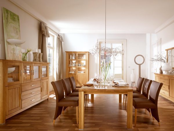 Jadalnia z dębowym stołem i przeszkloną witryną