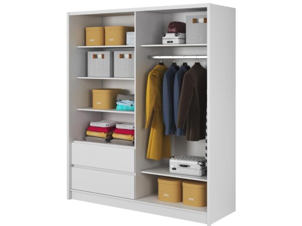 Nowoczesna garderoba z białym korpusem i żółtymi półkami