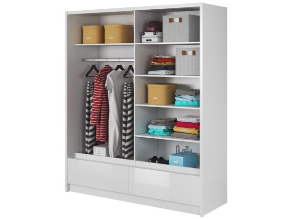 Otwarta garderoba z ubraniami, półkami i szufladami, w kolorze białym