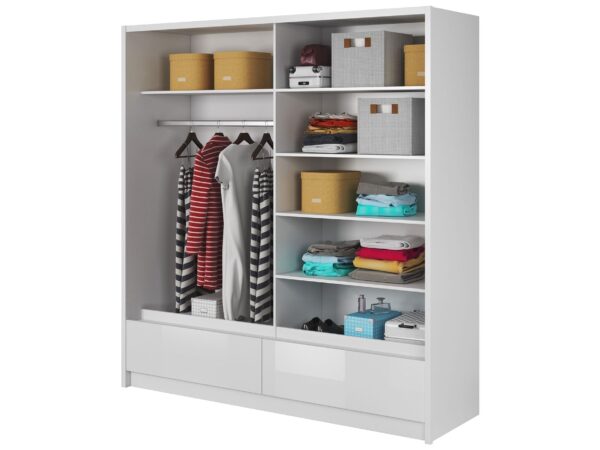 Otwarta biała szafa z kolorowymi ubraniami i pojemnikami na akcesoria