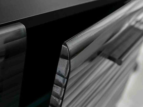 Zaokrąglony narożnik mebla z fakturowanym wykończeniem – nowoczesna forma