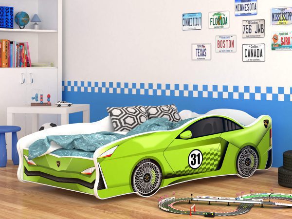 Zielone łóżko w kształcie samochodu na tle wyścigowego pokoju dziecięcego