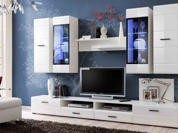 Zestaw mebli RTV z białymi frontami i niebieskim LED – aranżacja salonu