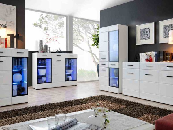 Aranżacja wnętrza z komodami w kolorze białym i LED – salon z oknem