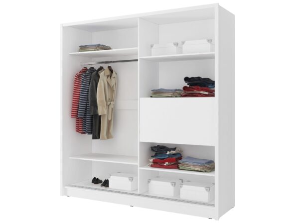 Otwarta garderoba z białymi półkami, drążkiem i ułożonymi ubraniami