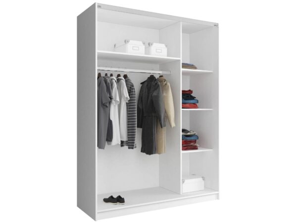 Szafa z białym korpusem i przeszklonym ryflowanym pasem, wnętrze sypialni