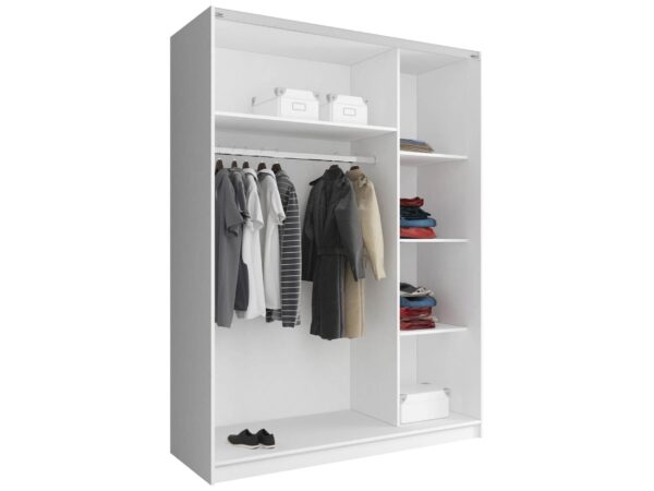 Otwarta biała garderoba z drążkiem, półkami i estetycznym układem odzieży