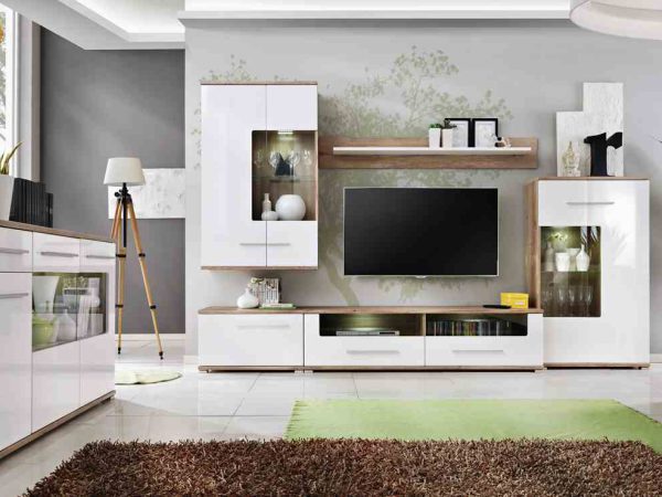 Zestaw RTV z białymi witrynami, półkami i komodą – aranżacja w salonie