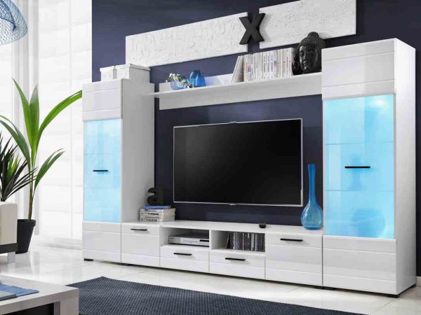 Zestaw RTV z niebieskimi akcentami i przeszklonymi witrynami