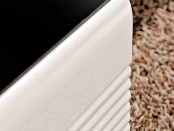 Zaokrąglony narożnik frontu białego mebla z czarnym dekorem