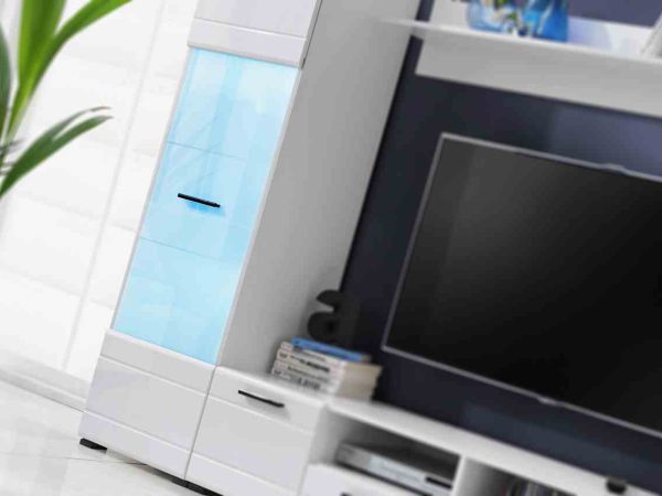 Niebieskie podświetlenie LED w nowoczesnej witrynie RTV