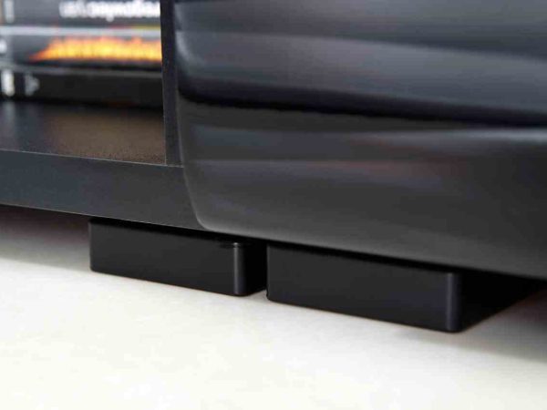 Czarne meble RTV z nóżkami i opływowym frontem – styl glamour