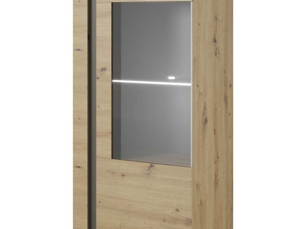 Wysoka witryna dąb artisan z przeszklonym frontem i czarnymi akcentami