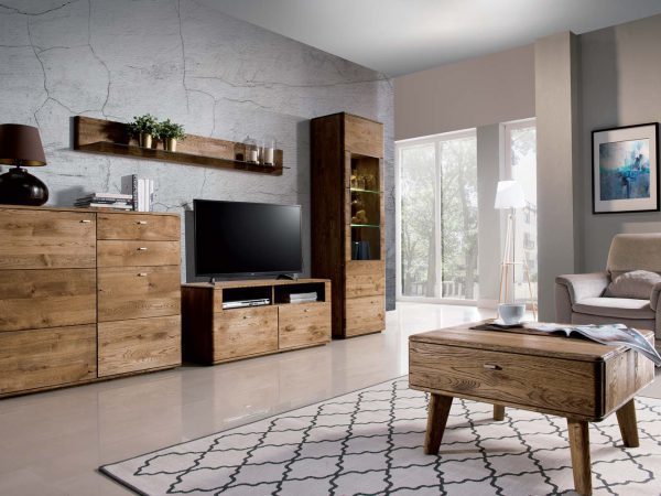 Przestronny salon z zestawem mebli RTV i komodą z drewna dębowego