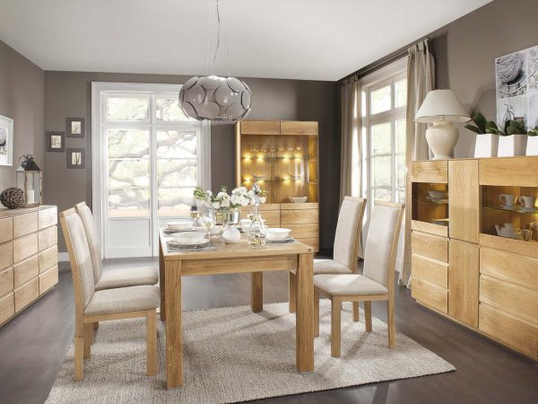 Jadalnia z dębowym stołem i kredensem, styl klasyczny