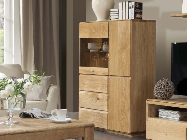 Pokój dzienny z witryną, komodą i stołem dębowym